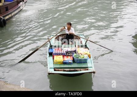 Ha Long, vietnam - 31 Ottobre 2011: fornitore di prodotti alimentari in una barca che offre cibo ai turisti la vela sul mare della baia di Cina in Vietnam. Foto Stock