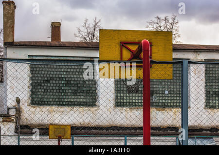 Weathered poveri pallacanestro con il fuoco selettivo Foto Stock