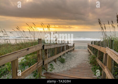 Sunrise lungo la passeggiata a mare su una duna di sabbia in Myrtle Beach, Carolina del Sud Foto Stock