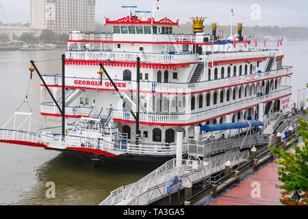 Savannah, GA - 5 Novembre 2018: Georgia Regina ruota a pale in barca sul fiume ormeggiato a Savannah Foto Stock