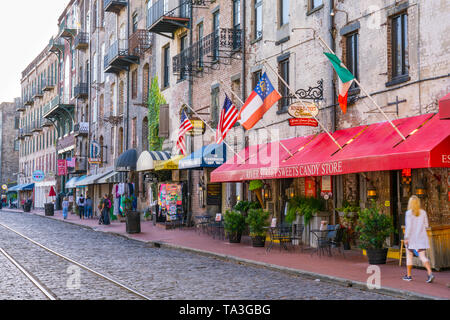 Savannah, GA - 4 Novembre 2018: Negozi e ristoranti lungo lo storico fiume St a Savannah in Georgia Foto Stock