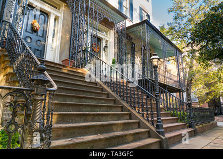 Abitazioni storiche con il ferro battuto lungo la strada a Savannah, Georgia Foto Stock