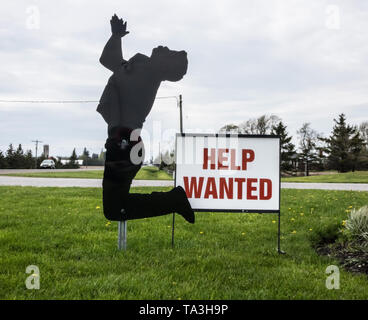 Campagna: un messaggio pubblicitario per chiedere aiuto. Questo annuncio è rappresentato da un metallo figura chi prega Dio! Foto Stock