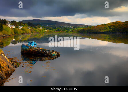 Un vecchio per la pesca costiera che giace in barca nelle acque della baia di Teelin vicino Slieve League, County Donegal, Irlanda Foto Stock