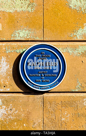 Targa blu per Ralph Ellis, artista pittore e disegnatore, che visse in questa casa, Maltravers Street, Arundel, REGNO UNITO Foto Stock