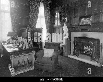 Uno degli spazi di vita del principe ereditario Wilhelm di Prussia e sua moglie Cecilie, durante il suo tempo come comandante del primo reggimento Leib-Husaren in Langfuhr. Fotografo: H. Grosse. Foto Stock