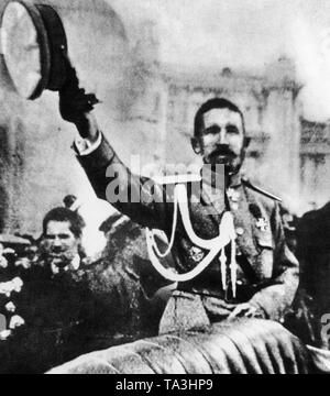 L'ultimo comandante supremo della Imperial esercito russo, Lavr Kornilov Georgiyevich, di fronte al Teatro Bolshoi di Mosca. Kornilov più tardi ha intrapreso un tentativo di colpo di stato contro il governo provvisorio di Kerensky, ma non riuscita. Foto Stock