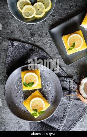 Delizioso bar di noce di cocco con la cagliata di limone su una piastra Foto Stock