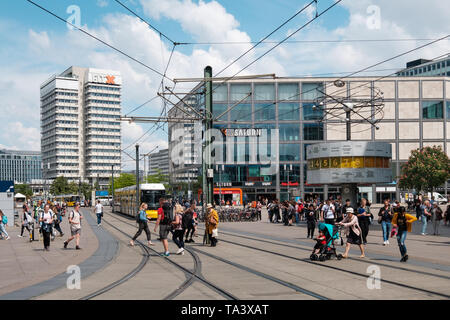 Berlino, Germania - Maggio 2019: la gente sulla strada affollata ad Alexanderplatz, nel centro città di Berlino Foto Stock