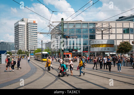 Berlino, Germania - Maggio 2019: la gente sulla strada affollata ad Alexanderplatz, nel centro città di Berlino Foto Stock