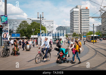 Berlino, Germania - Maggio 2019: la gente sulla strada affollata ad Alexanderplatz, nel centro città di Berlino Foto Stock