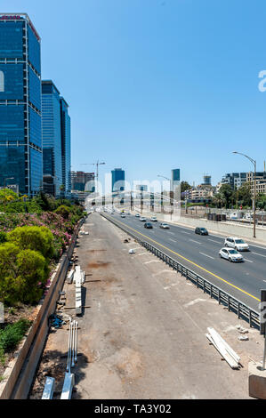 Israele, Tel Aviv-Yafo - 04 Maggio 2019: Costruzione della Yehudit ponte pedonale su autostrada Ayalon Foto Stock