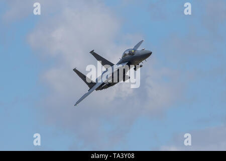 Un USAF F-15 Strike Eagle passa attraverso Mach Loop durante il basso livello di formazione. Foto Stock