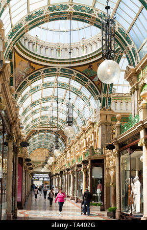 Gli amanti dello shopping a piedi attraverso la contea di Arcade in Leeds City Centre, nello Yorkshire, Inghilterra, Regno Unito Foto Stock