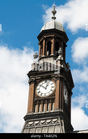 Gli ornati di clock tower sopra l ex generale post office in Leeds City Centre, nello Yorkshire, Inghilterra, Regno Unito Foto Stock