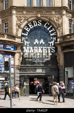 Le persone al di fuori del mercato Kirkgate in Leeds City Centre, nello Yorkshire, Inghilterra, Regno Unito Foto Stock