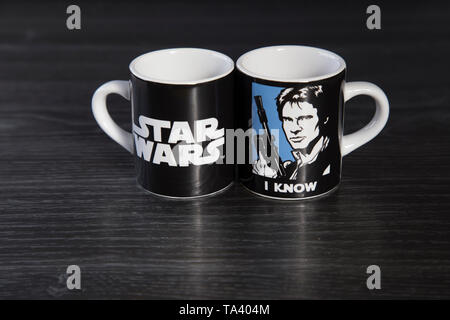 Due Star Wars di marca di tazze di espresso. Uno con la Principessa Leia dire ti amo e gli altri con Han Solo dicendo che conosco. Sul banco di legno alto. Foto Stock