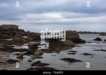 Il Rocky ingresso Porth Hellick a bassa marea: St. Mary's, isole Scilly, REGNO UNITO Foto Stock