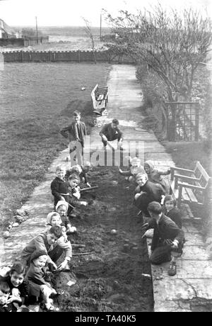 Bambini a Gracie Fields orfanotrofio in Peacehaven, Sussex intorno ai primi anni cinquanta a giocare nella recentemente fatto buca di sabbia Foto Stock