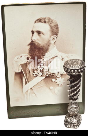 Lo Zar Ferdinando I di Bulgaria (1861 - 1948) - guarnizione personali argento, ritorto a spirale impugnatura riccamente abbellita con ornamenti in rilievo, nella guarnizione rettangolare matrix con il tsar del monogramma cirillico, altezza 95 mm, peso 88 g. Con due grandi foto di armadio del tsar da Koller a Sophia, matrimonio foto con la principessa Eleonore, armadio due foto del principe Alexander von Backofen a Darmstadt, una grande foto del principe Kirill con firma autografa 1920, foto di Re Boris 1935, cartolina al principe Ludwig di Saxony-Coburg 1916, scritta a mano , Additional-Rights-Clearance-Info-Not-Available Foto Stock