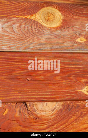 Sfondo strutturale della vecchia, laccato rosso, tavola di legno in un piano orizzontale Foto Stock