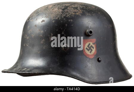 Un casco in acciaio M 18 per i membri dell'Allgemeine-SS teschio di ferro verniciato di nero (all'interno della pellicola di ruggine in luoghi, piccola ammaccatura) con in alto i prigionieri di ventilazione, all'interno del costruttore timbro 'BP 64' e recano il simbolo (Krupp AG Berndorf), entrambi gli emblemi quasi completamente conservati, tre parti di rivestimento (su lamiera di anello), nessuna cinghia per il mento. storica, storica del xx secolo, Editorial-Use-solo Foto Stock