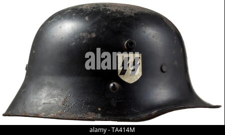 Un casco in acciaio M 18 per i membri dell'Allgemeine-SS teschio di ferro verniciato di nero (all'interno della pellicola di ruggine in luoghi, piccola ammaccatura) con in alto i prigionieri di ventilazione, all'interno del costruttore timbro 'BP 64' e recano il simbolo (Krupp AG Berndorf), entrambi gli emblemi quasi completamente conservati, tre parti di rivestimento (su lamiera di anello), nessuna cinghia per il mento. storica, storica del xx secolo, Editorial-Use-solo Foto Stock
