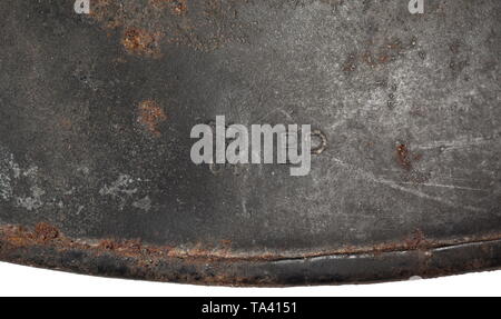 Un casco in acciaio M 18 per i membri dell'Allgemeine-SS teschio di ferro verniciato di nero (all'interno della pellicola di ruggine in luoghi, piccola ammaccatura) con in alto i prigionieri di ventilazione, all'interno del costruttore timbro 'BP 64' e recano il simbolo (Krupp AG Berndorf), entrambi gli emblemi quasi completamente conservati, tre parti di rivestimento (su lamiera di anello), nessuna cinghia per il mento. storica, storica del xx secolo, Editorial-Use-solo Foto Stock