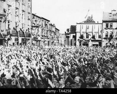 Vista la piazza del municipio di Jaegerndorf (oggi Krnov) il 7 ottobre 1938, mentre Adolf Hitler è dare un discorso durante l'occupazione dei Sudeti. Foto Stock