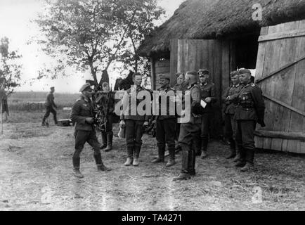 Un battaglione della Wehrmacht spostato il suo posto di comando in un fienile vicino al fiume Bug. Il bug è stato il fiume di confine tra il Reich tedesco e l'Unione Sovietica nel 1941 ed era attraversato nei primi giorni di funzionamento Barbarossa. Foto: corrispondente di guerra Feitl. Foto Stock