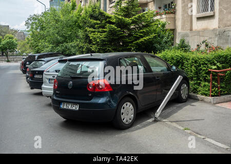 Autovetture private parcheggiato sul marciapiede marciapiede / di fronte ad un blocco di appartamenti / blocco di appartamenti nel centro storico del centro di Bucarest, Romania, Bucureș Foto Stock