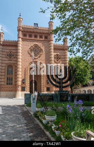Esterno del bellissimo Tempio Corale / Templul Corallo, con un Menorah, memoriale di coloro che sono morti nell'Olocausto / Shoah, nel quartiere ebraico. Foto Stock