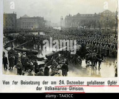 Soldati, marinai e i residenti di Berlino a seguito della ufficiale cerimonia di sepoltura dei marinai che hanno perso la vita negli scontri di Natale 1918. In fondo è ancora la città merlata Palace. Foto Stock