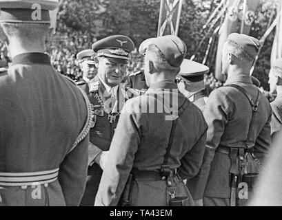 Foto del maresciallo di campo generale Hermann Goering, chi intende aggiudicare il restituito legionari della Legione Condor, durante una parata di vittoria nella Moorweide al Dammtor. Il comandante in capo della Luftwaffe indossa l'ordine prussiano pour le Merite, che gli veniva concessa il 2 maggio 1918. Foto Stock