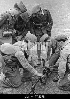 Foto non datata di un istruttore tedesco della Legione Condor (con un tappo laterale) in una scuola di fanteria della nazionale spagnola le truppe durante la formazione dei combattenti spagnolo con un Maschinengewehr 34 (mg 34). I soldati sono indossano uniformi misti. Foto Stock