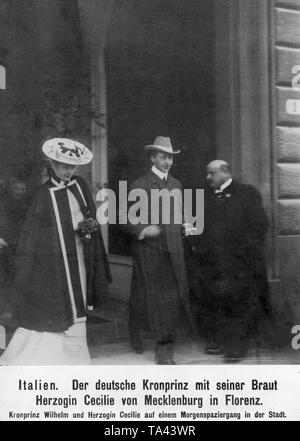 Crown Princess Cecilie von Mecklenburg (sinistra) durante una passeggiata mattutina a Firenze insieme a suo marito il principe ereditario Wilhelm di Prussia (centrale). Foto Stock