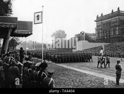 La fanteria della Wehrmacht durante una parata lungo l'asse est-ovest marching passato la tribuna su cui Hitler e ungherese del capo di stato Ammiraglio Miklos Horthy (r. salutando) hanno avuto luogo. La bandiera è la bandiera di truppa di fanteria della Wehrmacht. Il prossimo standard per la tribuna mostra lo stemma della "terre della Corona di Santo Stefano", incluse le aree perso dopo il 1918. Sullo sfondo l'Università Tecnica di Berlino. Foto Stock