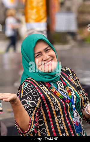 Bali, Indonesia - 25 Febbraio 2019: Ulun Danu Beratan tempio complesso in Bedoegoel. Primo piano della testa sorridente-coperto donna musulmana. Foto Stock