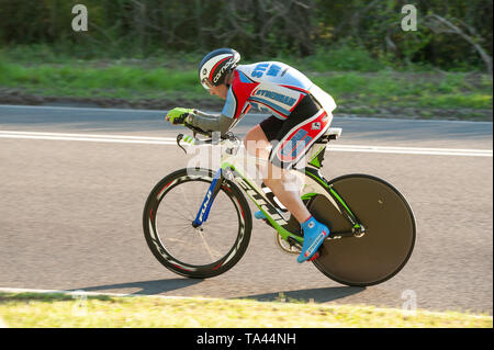 Racing in posizione aero in TT su time trial club evento in serata estiva che conduce fino a Brands Hatch Foto Stock