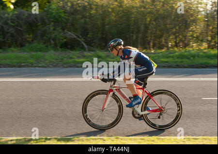 Racing in posizione aero in TT su time trial club evento in serata estiva che conduce fino a Brands Hatch Foto Stock