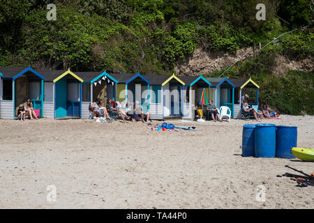 Una serie di pittoresca spiaggia di capanne o cabine da spiaggia sulla parete del porto di Swanpool Beach e insenatura di sabbia vicino a Falmouth in South West Cornwall, Regno Unito Foto Stock