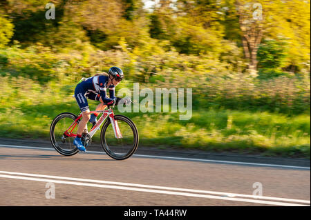 Racing in posizione aero in TT su time trial club evento in serata estiva che conduce fino a Brands Hatch Foto Stock