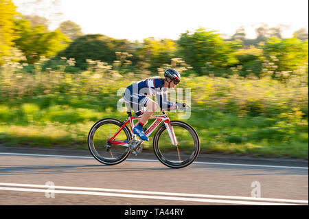 Racing in posizione aero in TT su time trial club evento in serata estiva che conduce fino a Brands Hatch Foto Stock