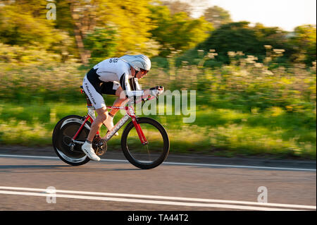 Racing in posizione aero in TT su time trial club evento in serata estiva che conduce fino a Brands Hatch Foto Stock