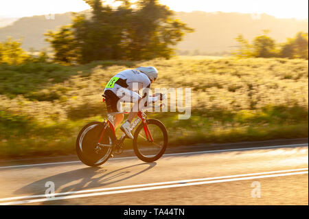 Racing in posizione aero in TT su time trial club evento in serata estiva che conduce fino a Brands Hatch Foto Stock