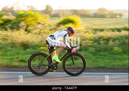 Racing in posizione aero in TT su time trial club evento in serata estiva che conduce fino a Brands Hatch Foto Stock