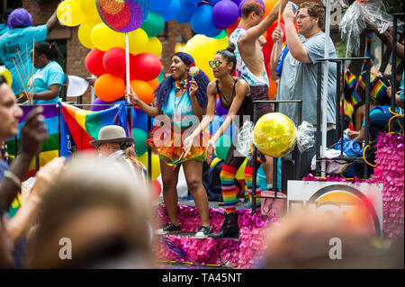 NEW YORK CITY - Giugno 25, 2017: i partecipanti onda bandiere arcobaleno su un galleggiante colorato decorato con palloncini in annuale di Pride Parade. Foto Stock