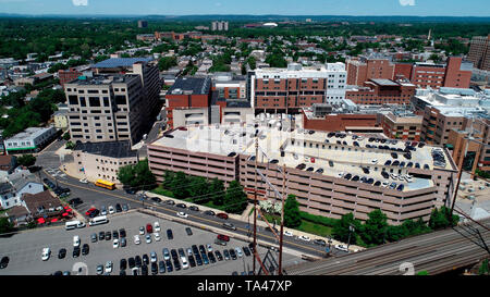 Vista aerea del New Brunswick, New Jersey con binari del treno Foto Stock