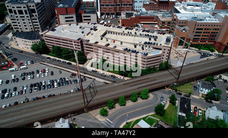 Vista aerea del New Brunswick, New Jersey con binari del treno Foto Stock