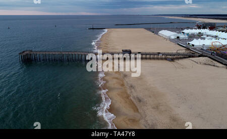 Vista aerea di Ocean City, Maryland con pier in aggetto verso l'Oceano Atlantico e Assateague Island in background Foto Stock